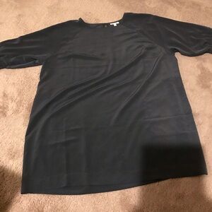 Polyester dress with pockets and lower side splits